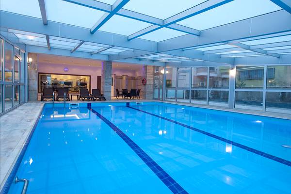 Innenpool des Riviera Hotel & Spa mit Loungebereich und Glaswänden