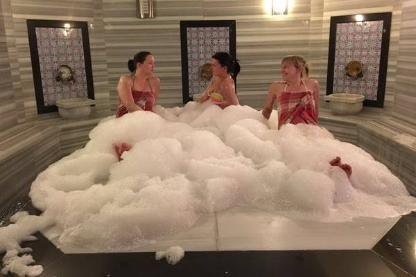 Drei Frauen im Seifenblasenbad im Riviera Hotel & Spa