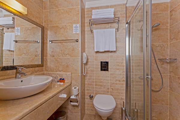 Badezimmer im Riviera Hotel & Spa mit Dusche, WC, Waschbecken und Handtüchern.