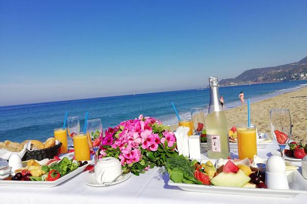 Frühstück am Strand im Riviera Hotel & Spa mit Blick auf das Meer