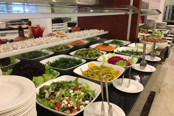Ein Buffettisch im Riviera Hotel & Spa mit verschiedenen Salaten und Gemüse.