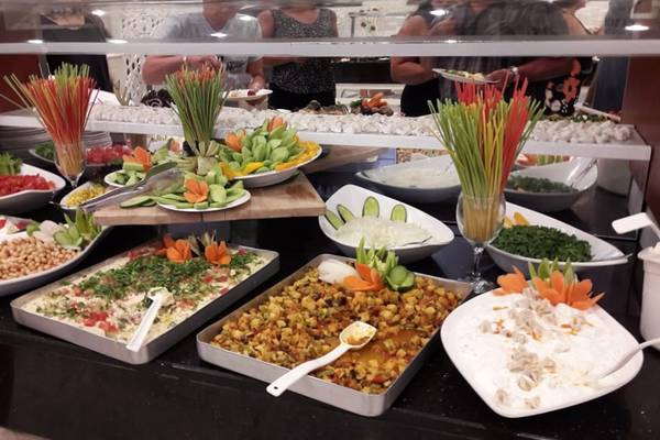 Buffet im Riviera Hotel & Spa mit verschiedenen Salaten, Gemüse und anderen Gerichten.
