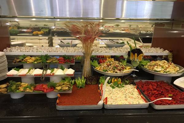 Buffet-Tisch im Riviera Hotel & Spa mit verschiedenen Salaten, Obst und anderen Gerichten.