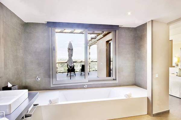 Badezimmer im Lopesan Baobab Resort mit Badewanne, Sicht auf die Landschaft, Bett und Dekor
