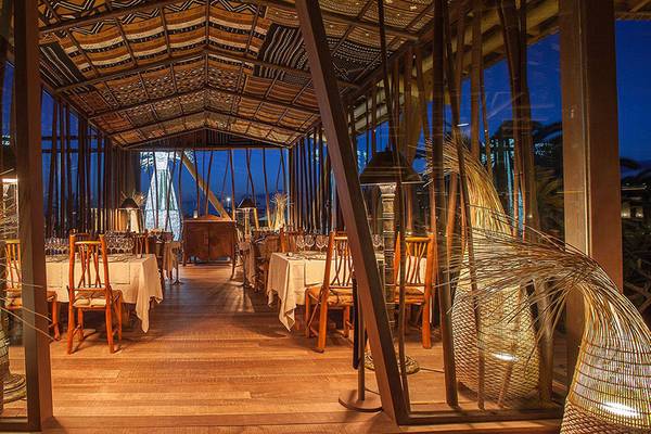 Innenbereich des Lopesan Baobab Resorts Restaurant mit Glaswänden und Holzboden.