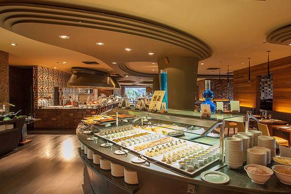 Buffet im Lopesan Baobab Resort mit verschiedenen Speisen und Geschirr.