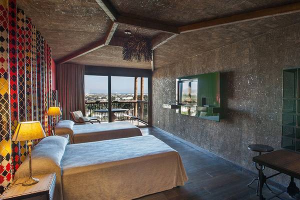 Doppelzimmer im Lopesan Baobab Resort mit zwei Betten, einem Balkon und einem modernen Innendesign.