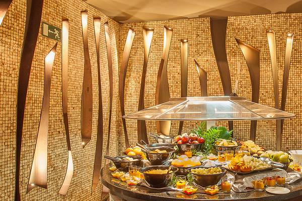 Buffet-Tisch im Lopesan Baobab Resort mit verschiedenen Früchten und Gerichten.