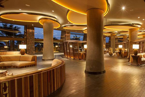 Innenbereich der Lobby im Lopesan Baobab Resort mit modernen Möbeln und warmem Licht.