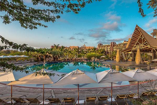 Außenbereich des Lopesan Baobab Resorts mit Swimmingpool und Sonnenliegen
