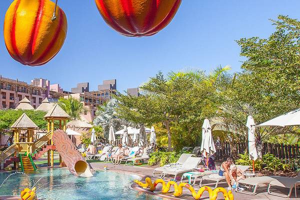 Poolbereich des Lopesan Baobab Resorts mit Wasserrutsche und Lounge-Bereich.