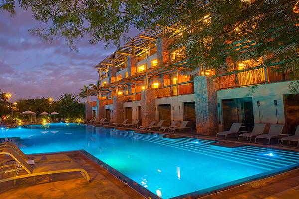 Abendansicht des Lopesan Baobab Resorts mit beleuchtetem Swimmingpool und Lounge-Liegen