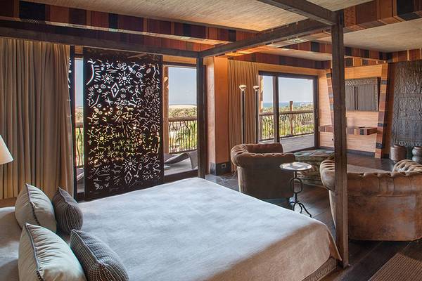 Schlafzimmer im Lopesan Baobab Resort mit Himmelbett, Fenstern und Panoramablick.