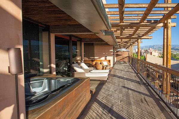 Balkon im Lopesan Baobab Resort mit Whirlpool und Blick auf die Berge