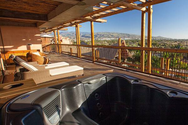 Terrasse des Lopesan Baobab Resorts mit Whirlpool und Aussicht auf die Landschaft