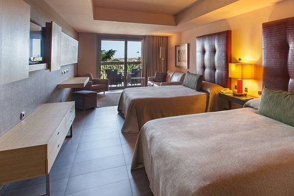Doppelzimmer im Lopesan Baobab Resort mit zwei Betten, einem Balkon und moderner Einrichtung.