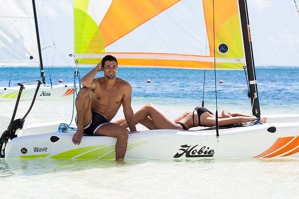 Mann und Frau auf Katamaran am Strand des Temptation Cancun Resort