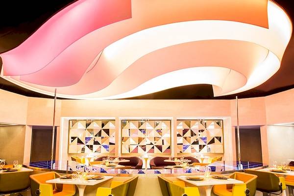 Innenansicht des Restaurants im Temptation Cancun Resort mit geschwungener Decke und moderner Inneneinrichtung.