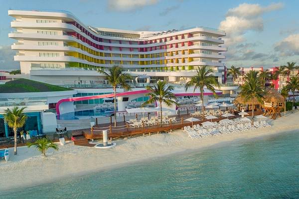 Luftaufnahme des Temptation Cancun Resorts mit Swimmingpool und weißen Sonnenliegen am Strand