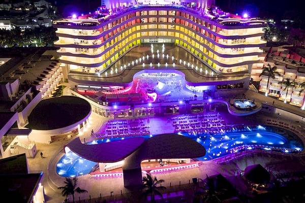Temptation Cancun Resort bei Nacht mit beleuchteten Gebäuden und Pools