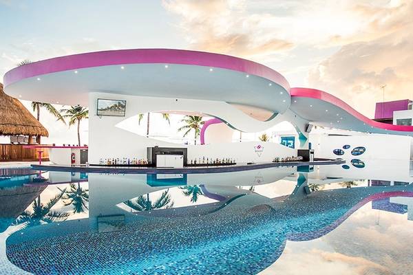 Poolbar im Temptation Cancun Resort mit futuristischem Design und blauem Pool.