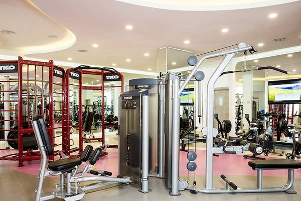 Fitnessstudio im Temptation Cancun Resort mit verschiedenen Trainingsgeräten.