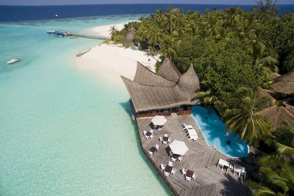 Luftaufnahme des Thulhagiri Island Resorts mit Strand, Swimmingpool und Überwasser-Bungalows