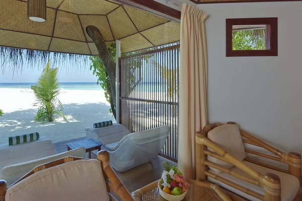 Strandlounge im Thulhagiri Island Resort mit Blick auf den Strand und die Palmen