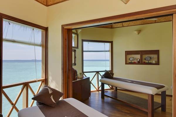 Massagebereich im Thulhagiri Island Resort mit Blick auf das Meer.