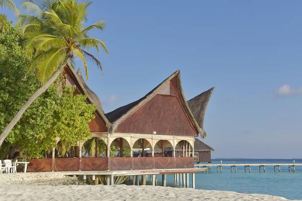 Thulhagiri Island Resort Strand mit Bündete und Palme