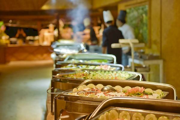 Buffet-Tisch im Thulhagiri Island Resort mit verschiedenen Gerichten und Köchen im Hintergrund.