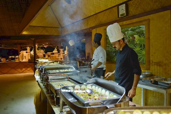 Im Thulhagiri Island Resort Restaurant servieren mehrere Köche ein Buffet.