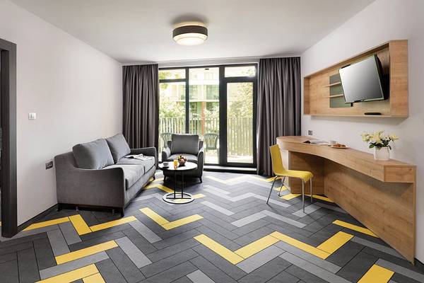 Innenansicht des HVD Club Bor Hotels mit Wohnzimmer, Schlafbereich und modernem Design.