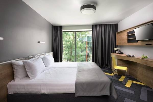 Hotelzimmer im HVD Club Bor mit Doppelbett, Dekor und Schreibtisch