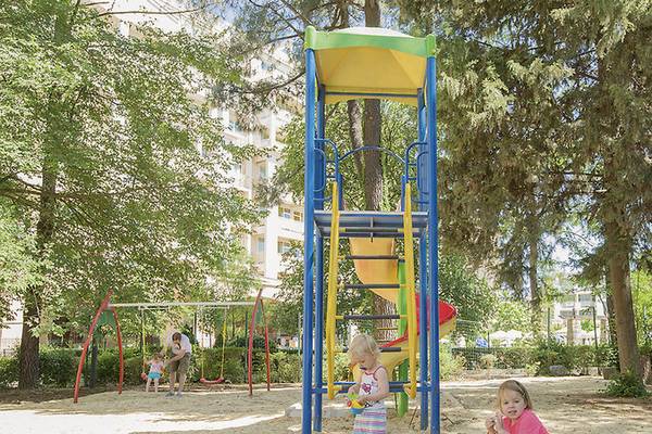 Kinder spielen im Sandkasten auf dem Spielplatz des HVD Club Bor Hotels.