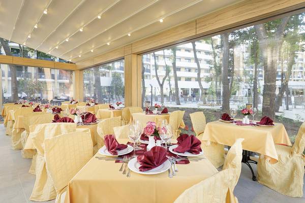 Foto des Innenbereichs des HVD Club Bor Restaurants mit gedeckten Tischen und Stühlen.