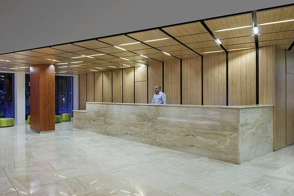 Ein Mann steht an der Rezeption des HVD Club Bor Hotels in der Lobby.