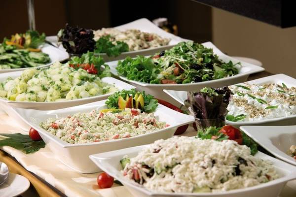 Ein Buffet mit verschiedenen Salaten und Gerichten im HVD Club Bor.