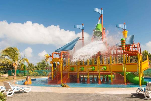 Wasserpark im Iberostar Selection Varadero Hotel mit bunten Strukturen und Wassersprudel