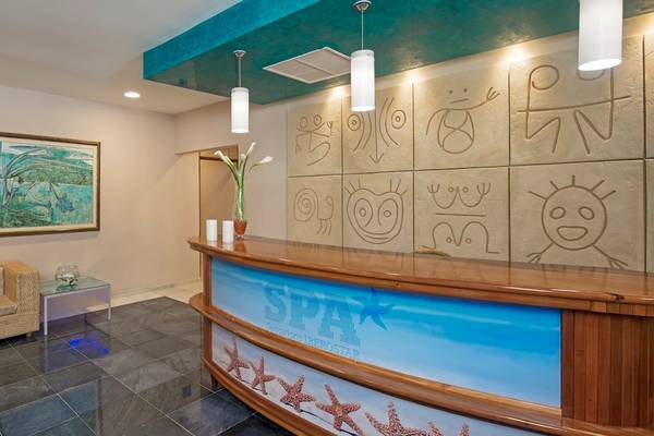 Hotelrezeption des Iberostar Selection Varadero mit modernen Möbeln und dekorativen Elementen.