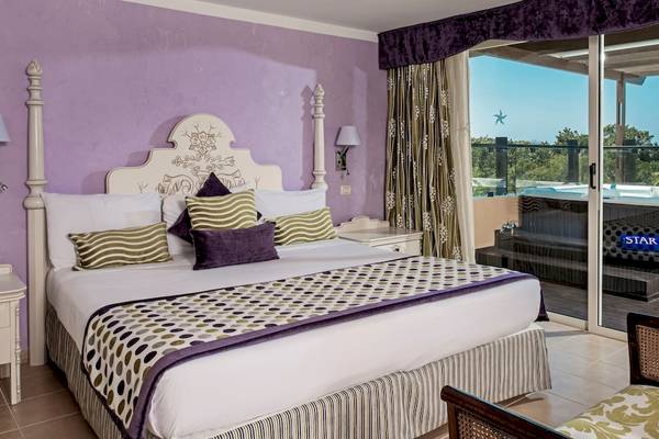 Suite Zimmer im Iberostar Selection Varadero mit Balkon und Whirlpool.