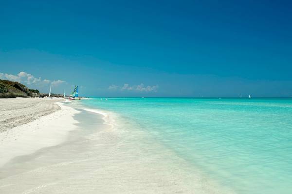 Strand des Iberostar Selection Varadero Hotels mit kristallklarem Wasser und Segelbooten