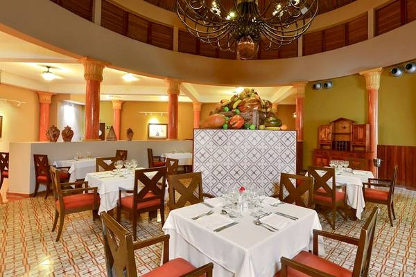 Innenansicht des Restaurants im Iberostar Selection Varadero Hotel mit runden Tischen und Stühlen.