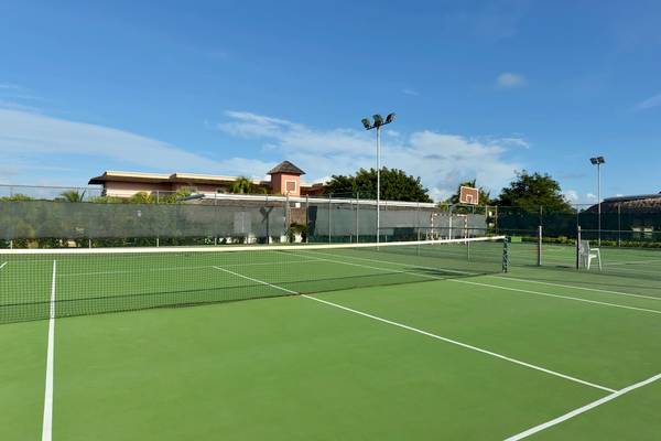 Tennisplatz im Iberostar Selection Varadero Hotel mit Gebäude im Hintergrund.
