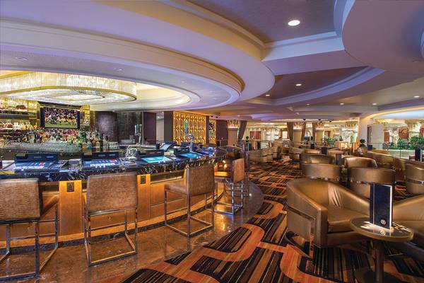 Innenansicht der Bar im Caesars Palace mit Theken, Stühlen und Fernseher.