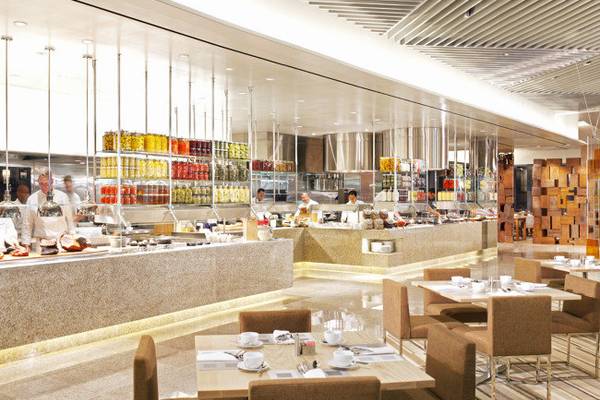 Innenbereich des Restaurants im Caesars Palace mit Theken, Tischen und Stühlen.