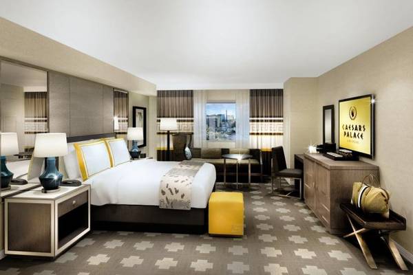 Hotelzimmer von Caesars Palace mit Bett, Schreibtisch und Fernseher.