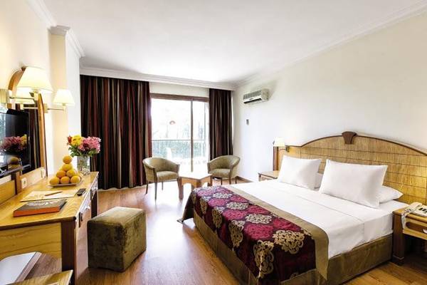 Hotelzimmer von Adalya ArtSide mit Doppelbett, Dekor und Möbeln.