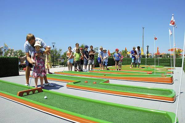Monachus Hotel & Spa bietet einen Golfkurs für Kinder im Freien.