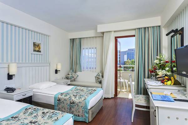 Doppelzimmer im Monachus Hotel & Spa mit zwei Betten, Balkon und Wohnzimmer